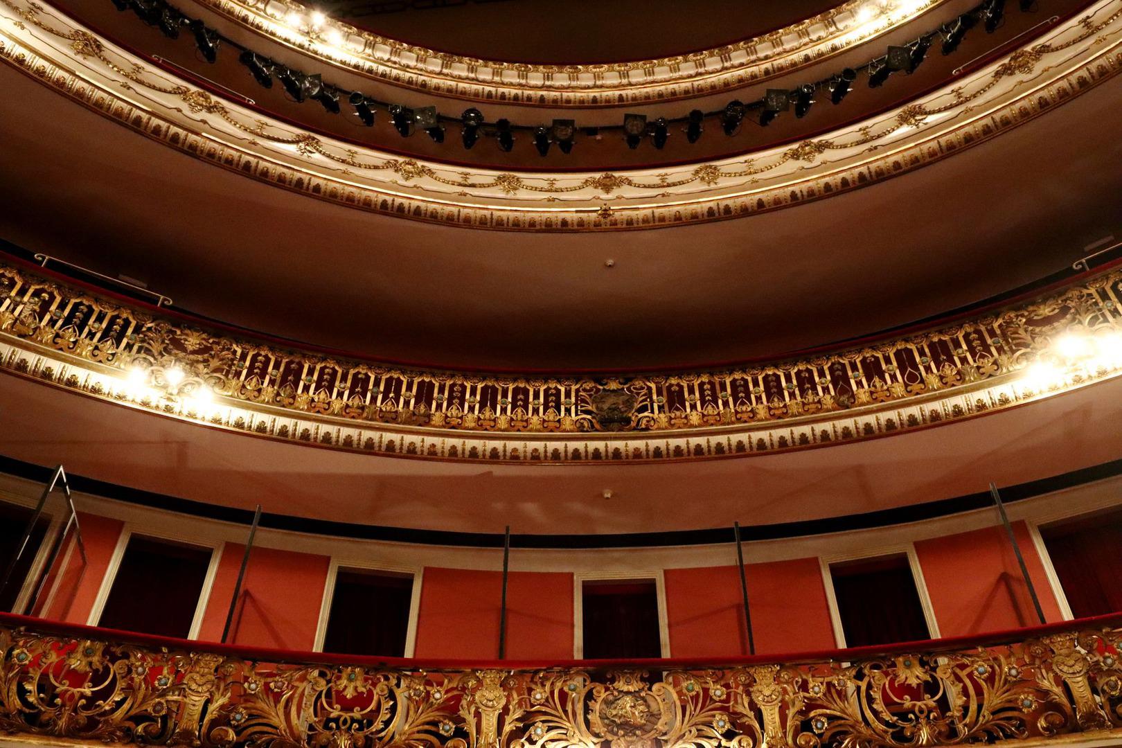 Ahşap Tavanlı Sahne Salonu · Konser ve Gösteri Saatleri